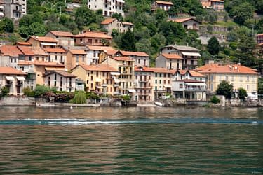 La riva di Pescallo dal Lago di Como